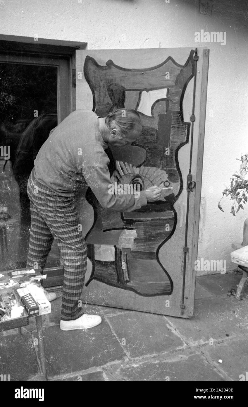 Das Bild zeigt die Schauspieler Curd Jürgens beim Malen. Gemeinsam mit seiner damaligen Frau Simone Bicheron, verwendete er zwei hölzerne Türen auf zu malen. Sie malte die Türen ihres neuen Immobilien in Villefranche-sur-Mer in Südfrankreich, von Juergens 1959 gekauft. Stockfoto