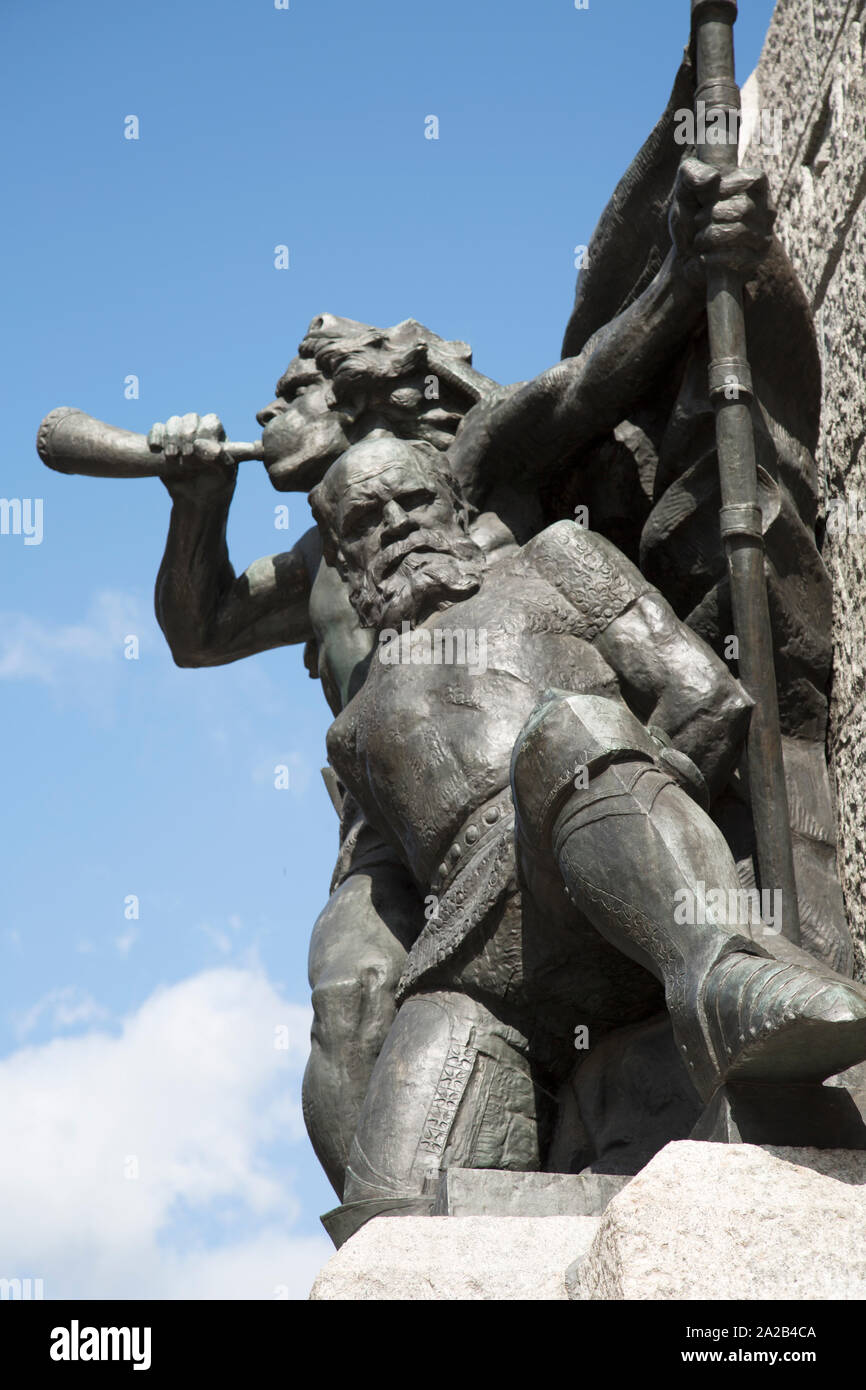 Litauische Krieger weht ein Horn und führenden einen gefangengenommenen Teutonic Knight. Die grunwald Denkmal, Standort Matejko Platz, Krakau, Polen Stockfoto