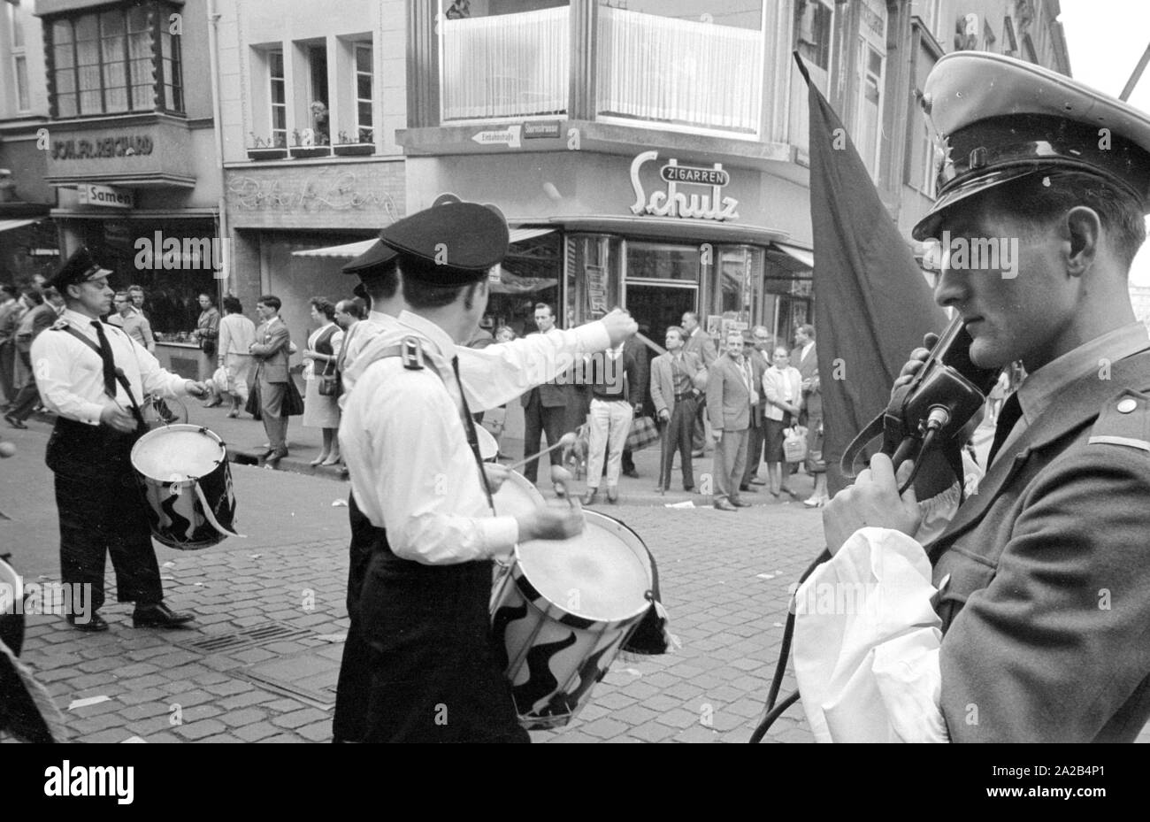 Masse der Bergarbeiter Rally bewegt sich durch die Straßen von Bonn am 26.9.59. Bei der Demonstration der Bergarbeiter von 1959 mehr als 60.000 Mitglieder der IG Bergbau nahmen an der 'March nach Bonn". Sie kamen nach Bonn, von einigen großen deutschen Städten durch besondere Züge, Busse und Rhein Dampfer. Stockfoto