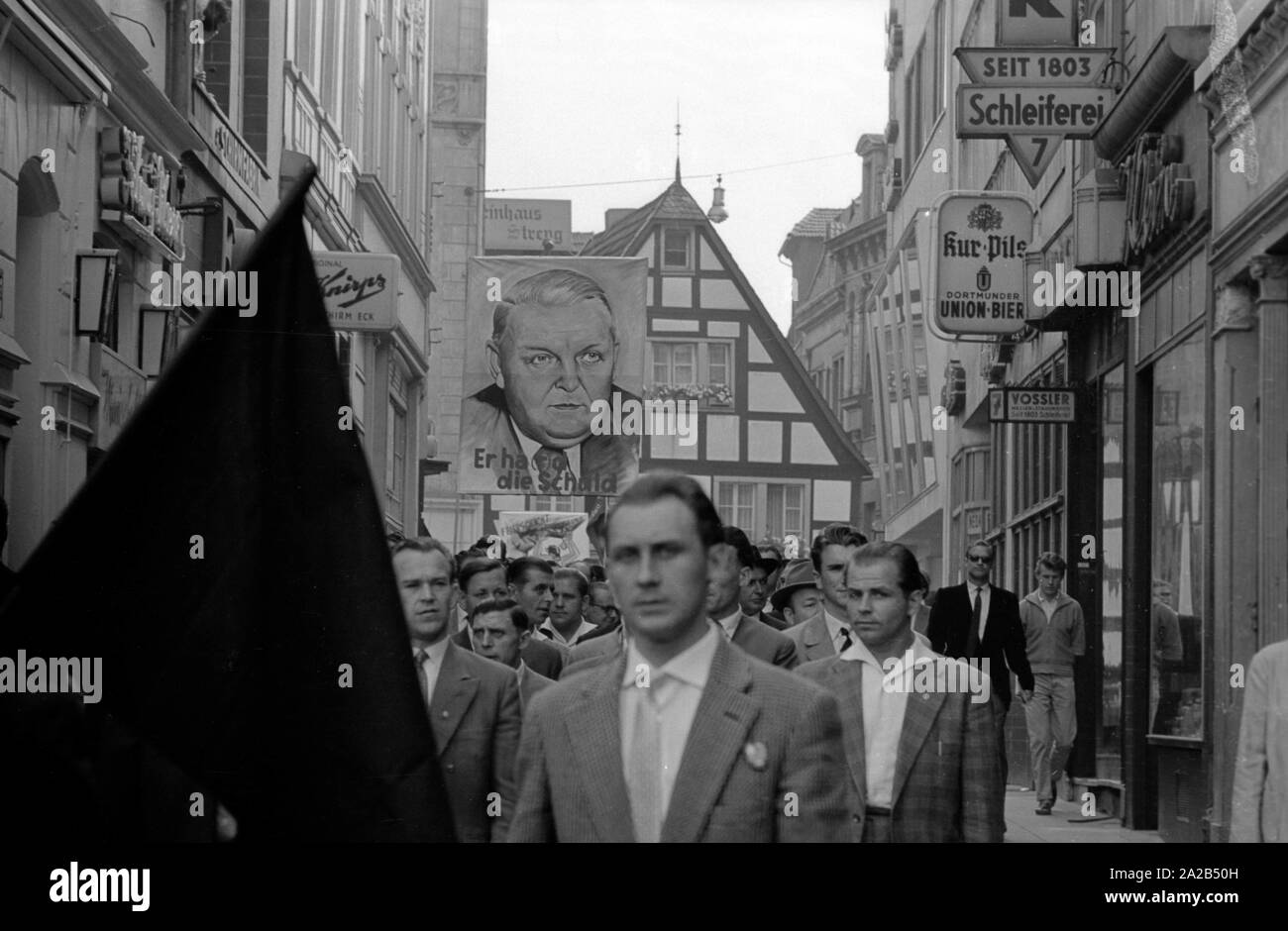 Masse der Bergarbeiter Rally bewegt sich durch die Straßen von Bonn am 26.9.59. Bei der Demonstration der Bergarbeiter von 1959 mehr als 60.000 Mitglieder der IG Bergbau nahmen an der 'March nach Bonn". Sie kamen nach Bonn, von einigen großen deutschen Städten durch besondere Züge, Busse und Rhein Dampfer. Stockfoto