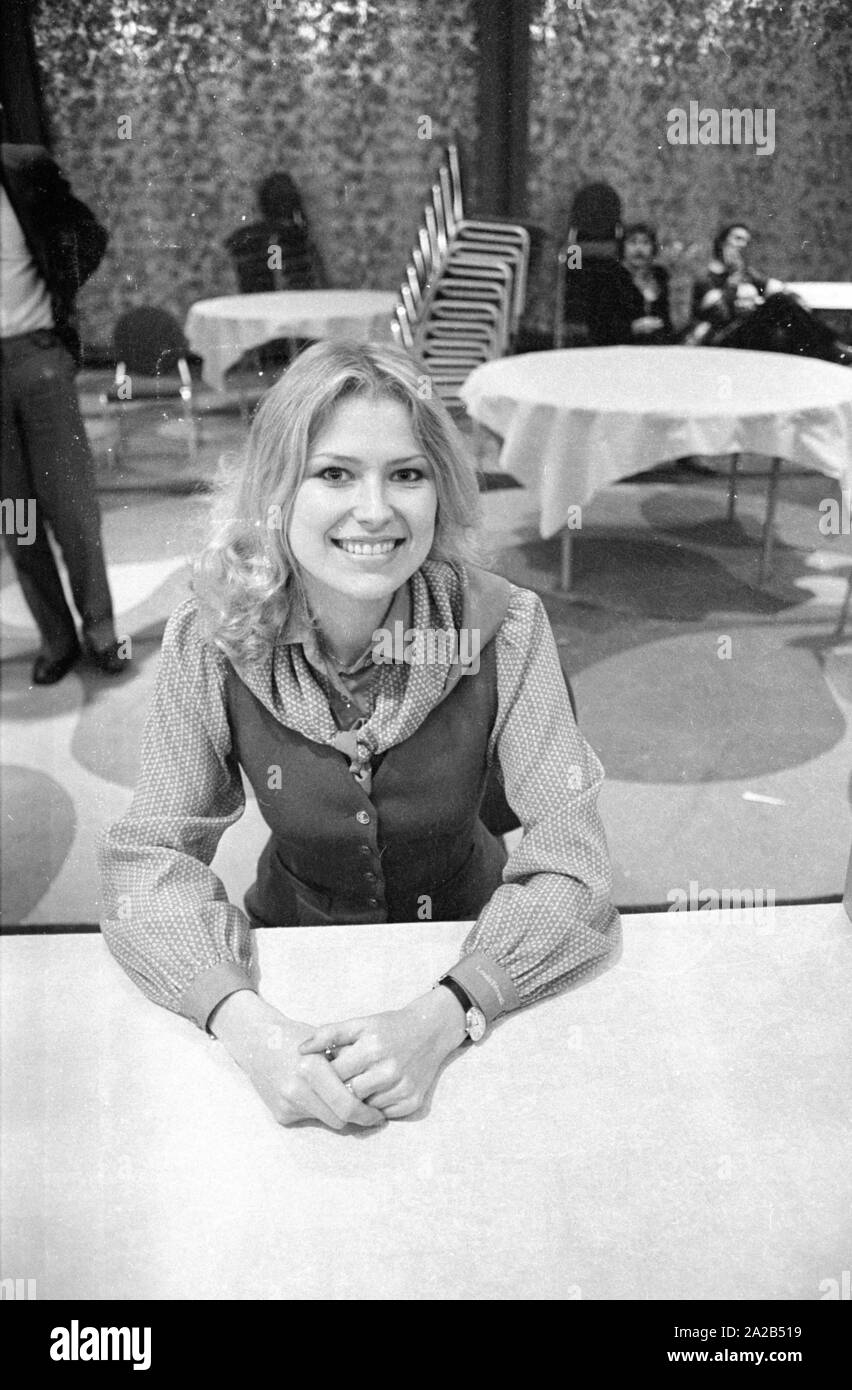Wahl der 'Miss Sueddeutschland", die von der vorherigen Sieger Dagmar Winkler (später: Dagmar Woehrl) in einem Saal des Hotel Hilton in München organisiert. Das Bild zeigt die Dagmar Winkler. Stockfoto