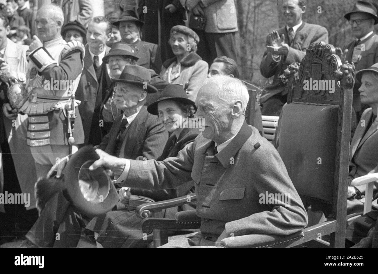 Kronprinz Rupprecht erhält Glückwünsche von die Gäste vor dem Schloss Nymphenburg während der Feier seines 85. Geburtstags. Stockfoto