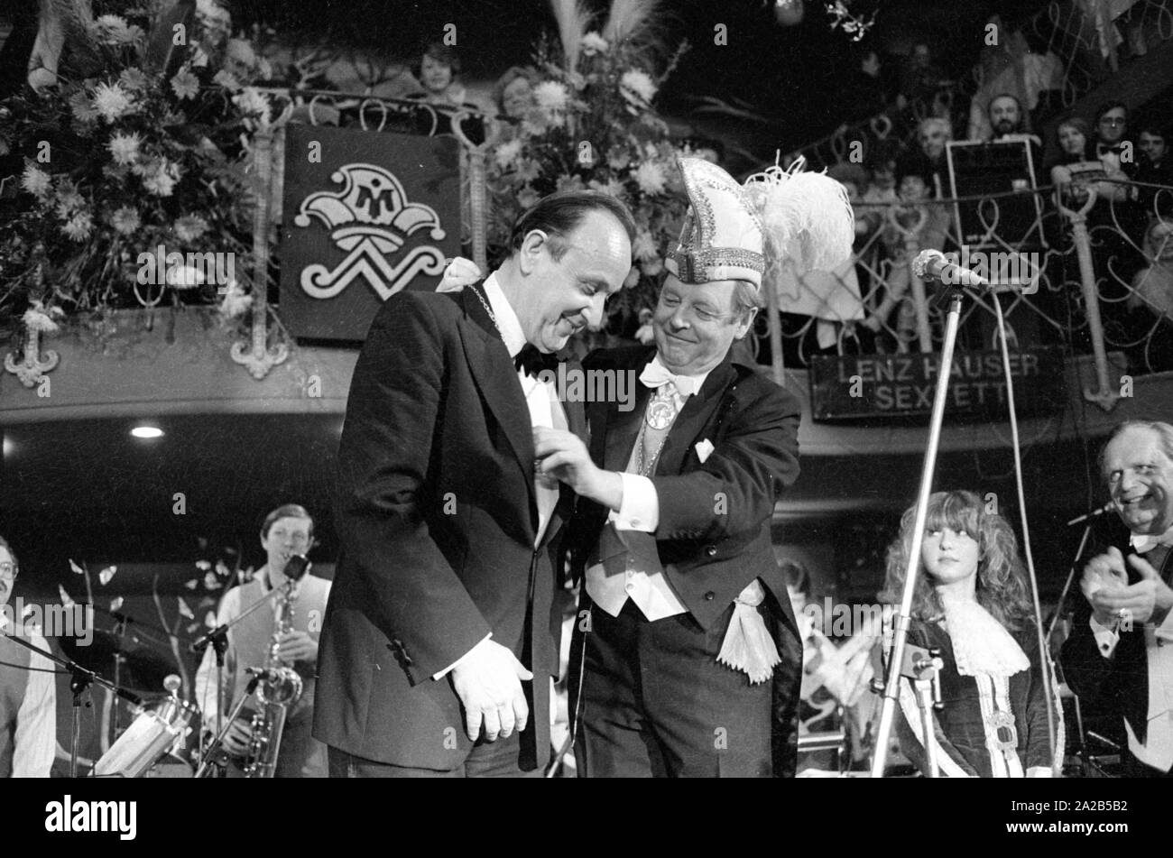 Die jährlichen Karl Valentin Um der Münchner Karneval Gesellschaft Narrhalla wurde Hans-Dietrich Genscher im Jahr 1982 ausgezeichnet. Foto von Genscher mit dem Präsidenten der Gesellschaft auf der Bühne bei der Preisverleihung. Stockfoto