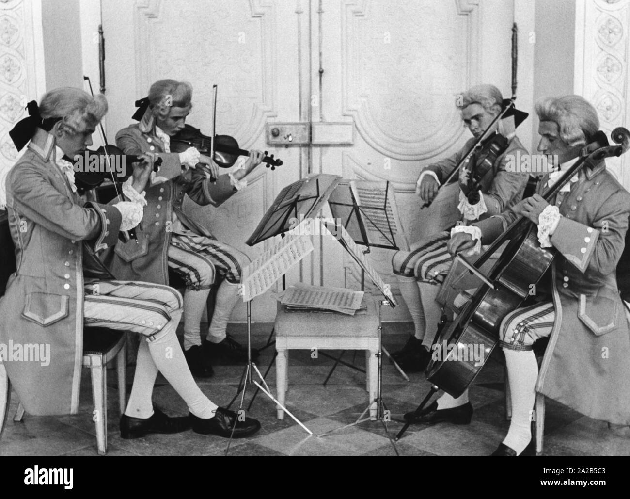 Ein Streichquartett in historischer Kleidung geben ein Konzert im Schloss (Undatiertes Foto). Stockfoto