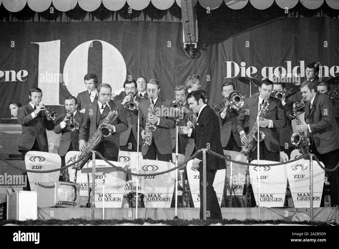 Ein zirkusprogramm wurde jährlich von Berühmtheiten vor Publikum für die TV-Show 'Die Goldene A Perfect Solution" bei Circus Krone in München statt. Foto von Bandleader Max Greger und seine Big Band während ihrer Performance. Stockfoto