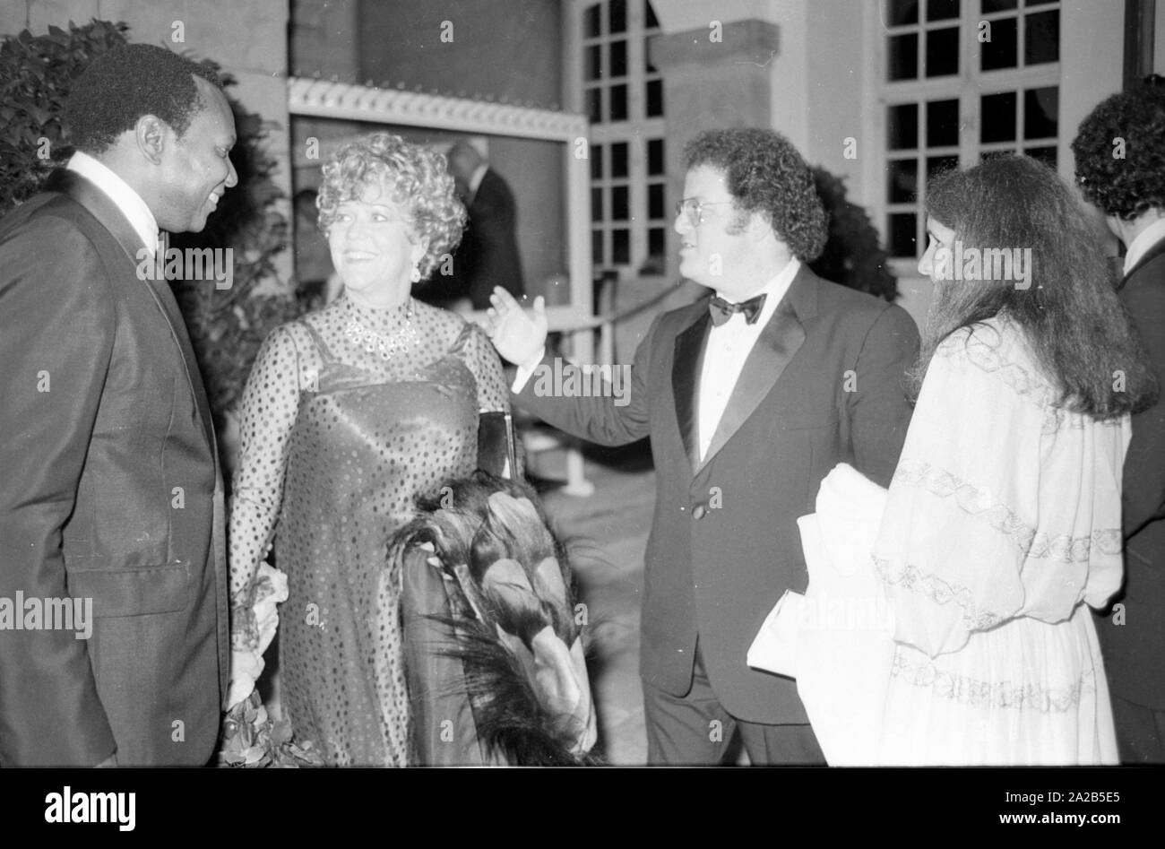 Das Bild zeigt die Oper Sänger Simon Estes (links) im Gespräch mit Gästen bei einem Empfang in Bayreuth. Stockfoto