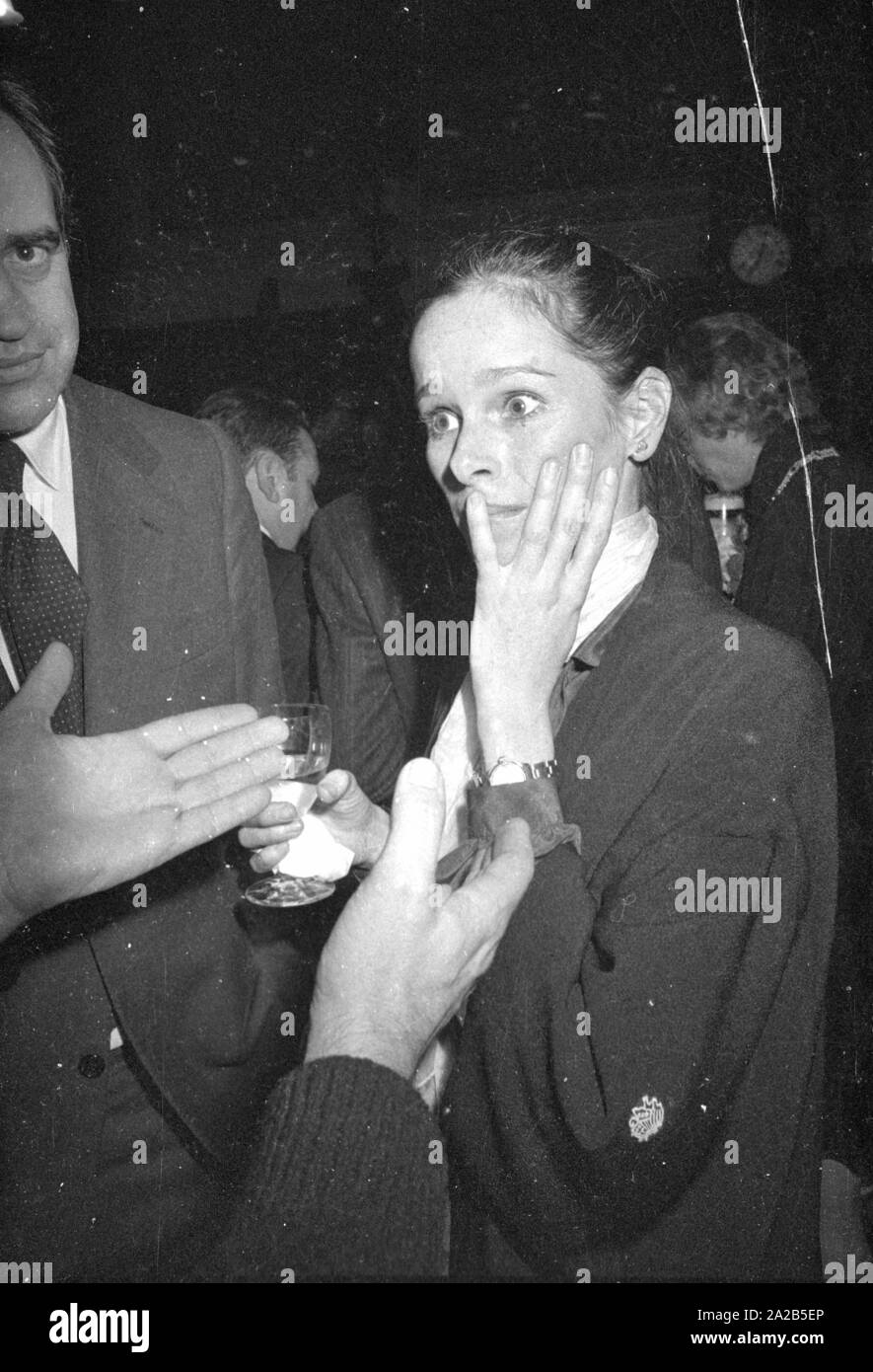 Das Bild zeigt die Schauspielerin Geraldine Chaplin am Festakt zur Gründung der Filmwoche München. Sie spricht mit anderen Gästen. Stockfoto