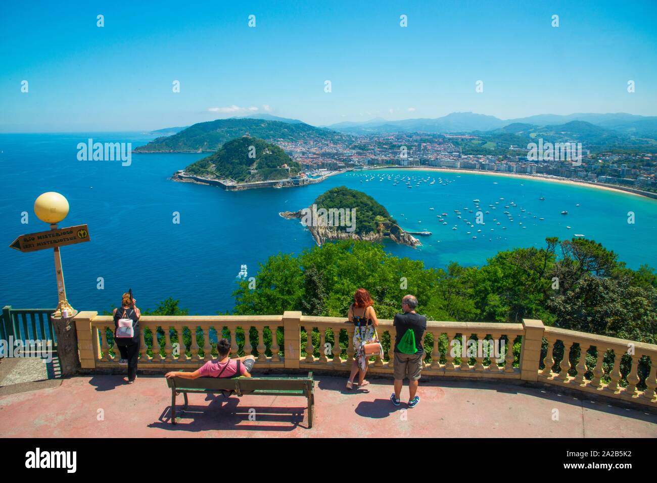 Die Leute an der Sicht über die Stadt. Monte Igueldo, San Sebastian, Spanien. Stockfoto