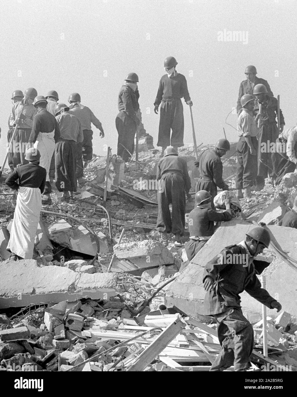 Marokkanische Soldaten während der Aufräumarbeiten nach dem Beben. Bericht 'Erdbeben in Agadir". Die 1960 Agadir Erdbeben zerstört fast die gesamte Stadt und ist die schwerste Naturkatastrophe in der Geschichte Marokkos angesehen. Stockfoto