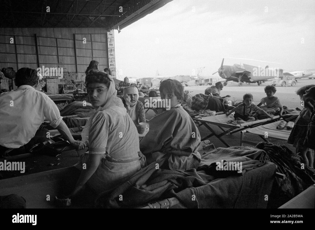 Improvisierten Krankenhaus in einem Hangar in Agadir. Im Hintergrund eine Beechcraft T-6 Texan propeller Maschine. Aus dem Bericht 'Erdbeben in Agadir". Die 1960 Agadir Erdbeben zerstört fast die gesamte Stadt und ist die schwerste Naturkatastrophe in der Geschichte Marokkos angesehen. Stockfoto
