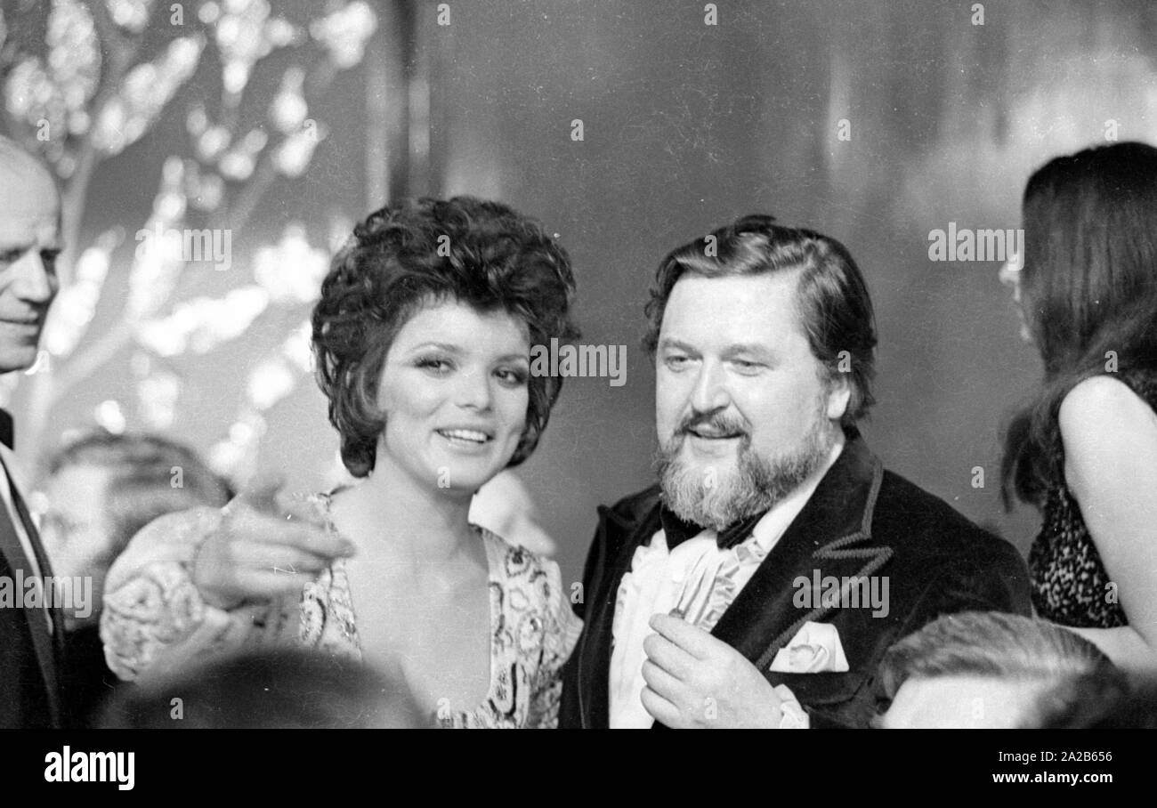 Uschi Glas und ein anderer Gast im Film Ball. Uschi Glas zeigt, etwas zu dem Mann. Stockfoto