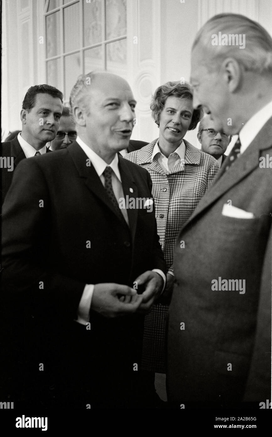 Deutschland. Bonn. Geburtstag der FDP-Chef Walter Scheel, 1969. Walter Scheel (links) und Kurt Georg Kiesinger (rechts) im Gespräch. Im Hintergrund, die Scheel Frau Mildred Scheel. Juli 1969. Stockfoto
