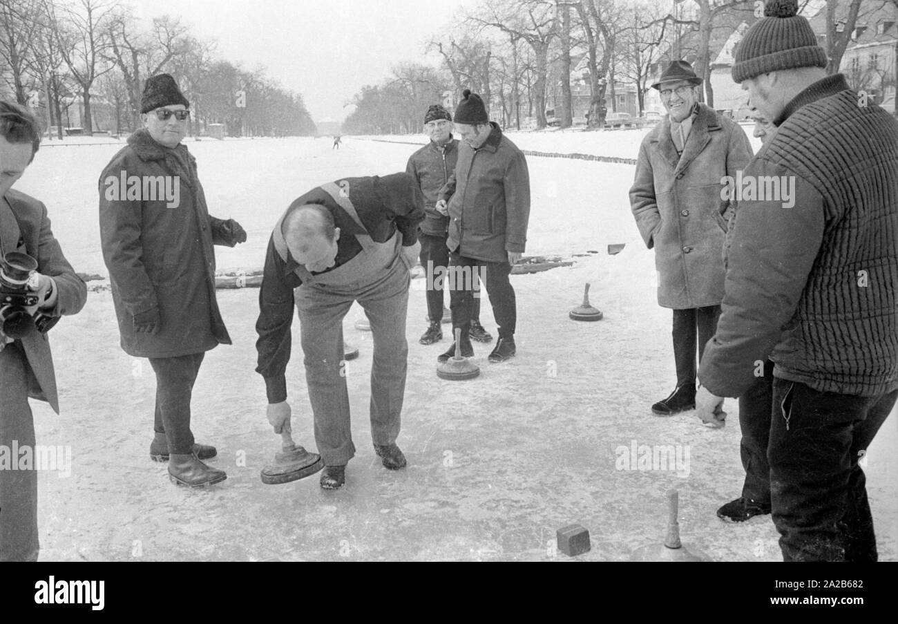 Dan Blocker, lehnte sich in der Mitte, wer spielt die Rolle der Hoss Cartwright in der Fernsehserie Bonanza, Eisstockschießen auf dem Nymphenburger Kanal in 1971. Stockfoto