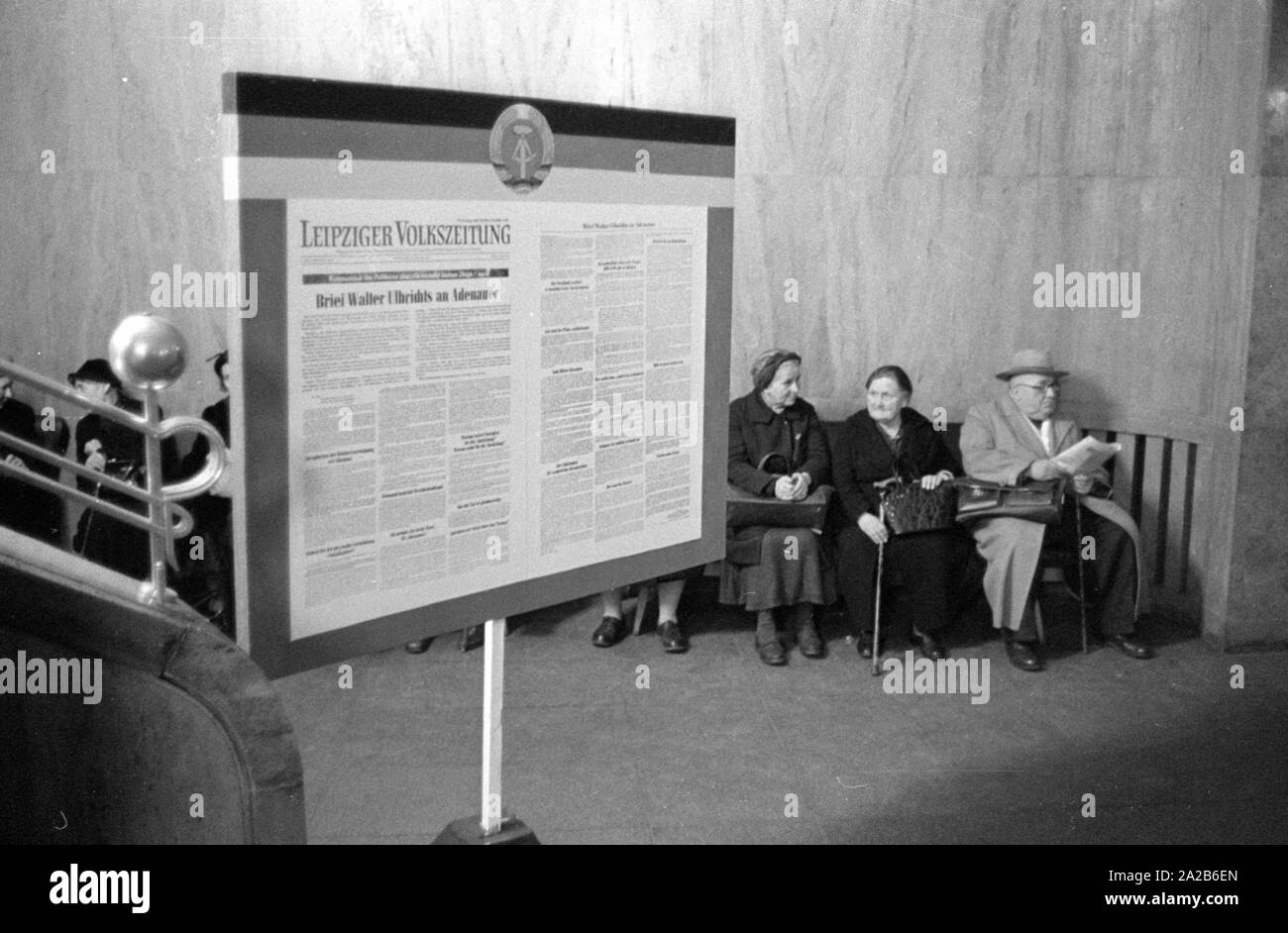 Die Stadt während der Frühjahrsmesse 1960. Bekanntmachung über die Leipziger Volkszeitung, die den Brief von Walter Ulbricht zu Konrad Adenauer veröffentlicht. Die Bundesregierung brachte den Brief ungeöffnet, so Ulbricht es öffentlich gemacht. Stockfoto