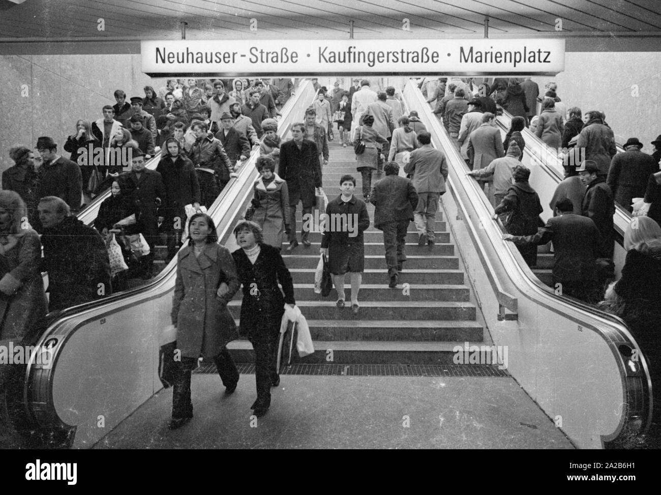 Eingang und verlassen Sie das Zwischengeschoss an der Oberfläche am Stachus in Richtung "Neuhauser Straße - kaufingerstraße - Marienplatz". Stockfoto