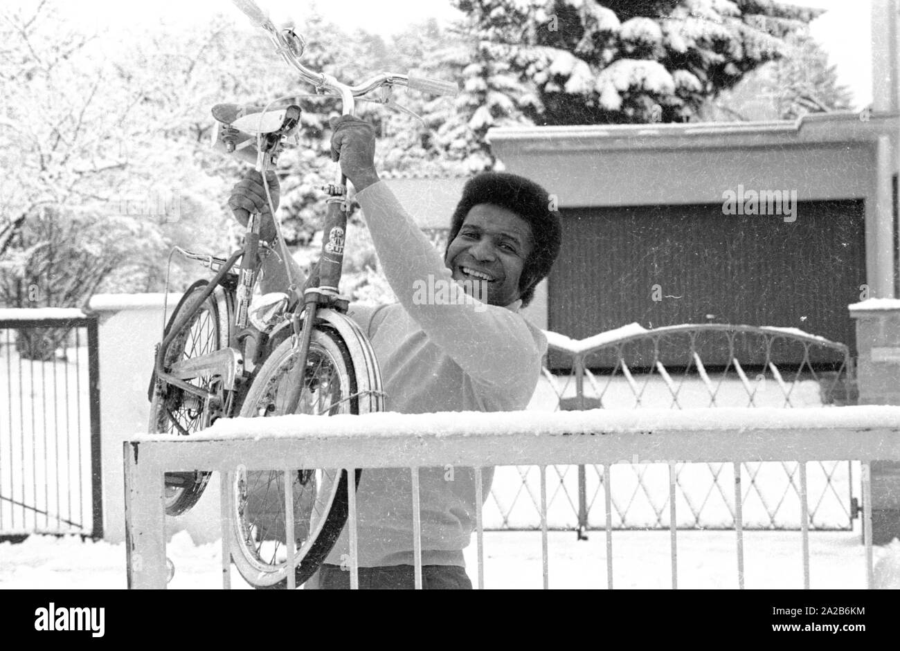 Roberto Blanco im Jahr 1971 mit dem Fahrrad in den Schnee. Stockfoto