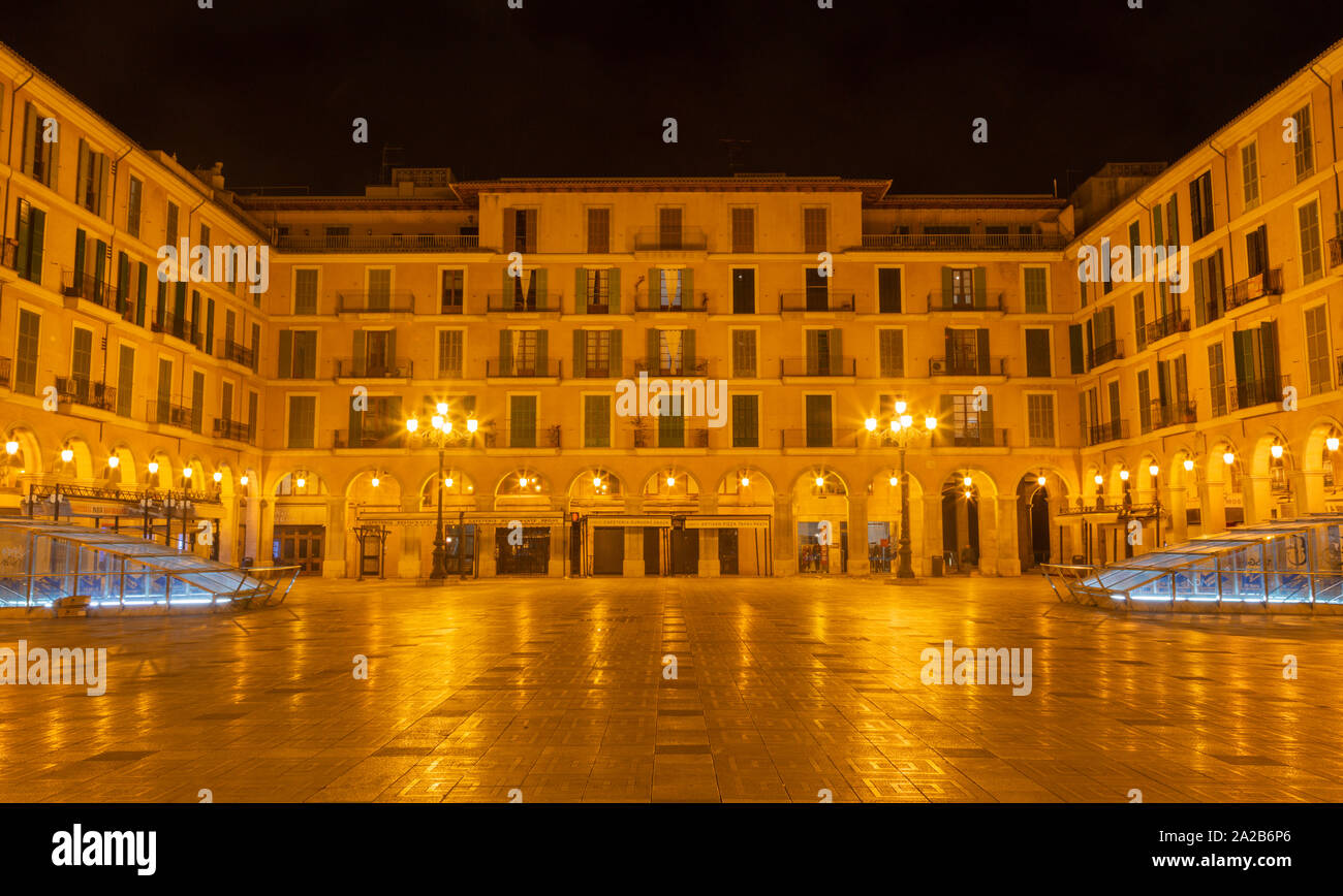 Palma de Mallorca - die Plaza Mayor in der Nacht. Stockfoto