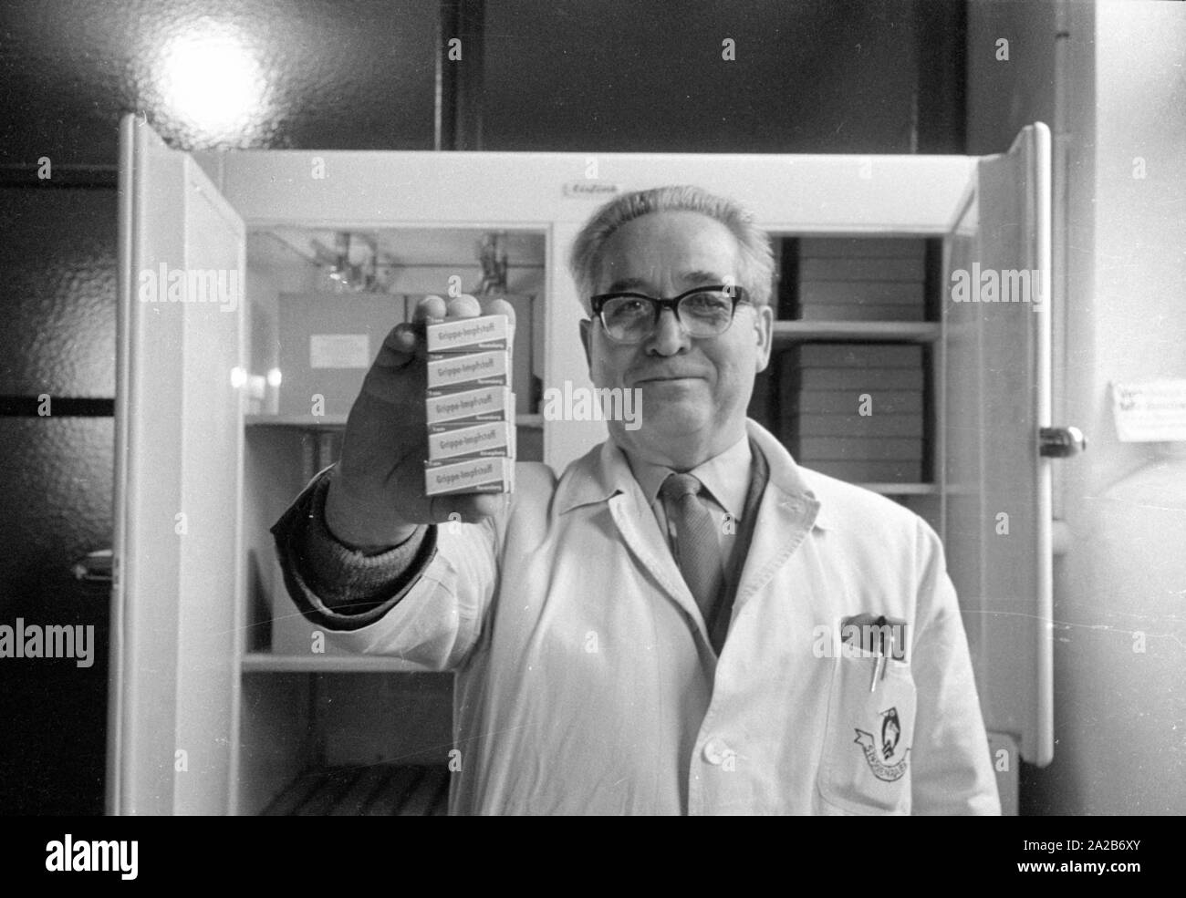Immunisierung Aktion in Konstanz mit einem neu entwickelten Grippeimpfstoff der Ravensberg Chemische Fabrik, ein Angestellter mit den neuen Impfstoff. Um 1960 Ausschüsse empfohlen, die Impfung gegen Influenza Viren zum ersten Mal in der Bundesrepublik Deutschland. Stockfoto