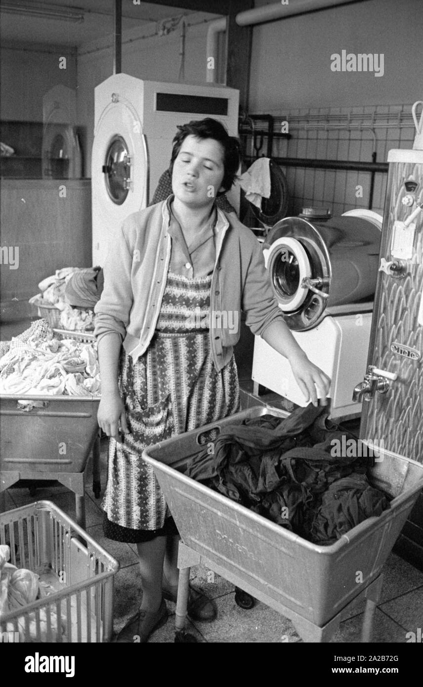 Wäsche Waschen Waschküche Gummischürze Stockfotos und -bilder Kaufen