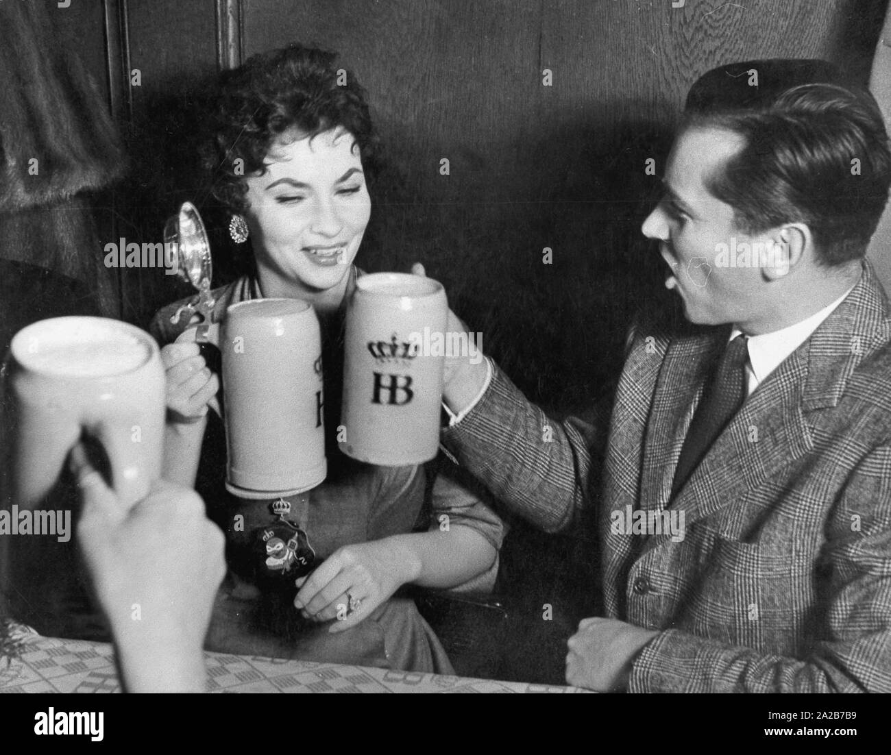 Die italienische Schauspielerin Gina Lollobrigida und ihr Ehemann Milko Skofic trinken Bier im Münchner Hofbräuhaus. Copyright Hinweis: Max Scheler/SZ Foto. Stockfoto