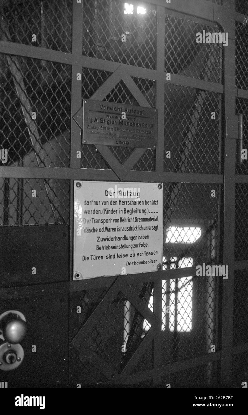 Das Schild an der Tür des Aufzugs im Mathaeser Komplex in München, erklärt, welche Personen berechtigt sind, den Aufzug zu benutzen. Es vermutlich führt das Zimmer im Untergeschoss, wo es einen Schießstand. Undatiertes Foto, vermutlich aus den 60er Jahren. Stockfoto