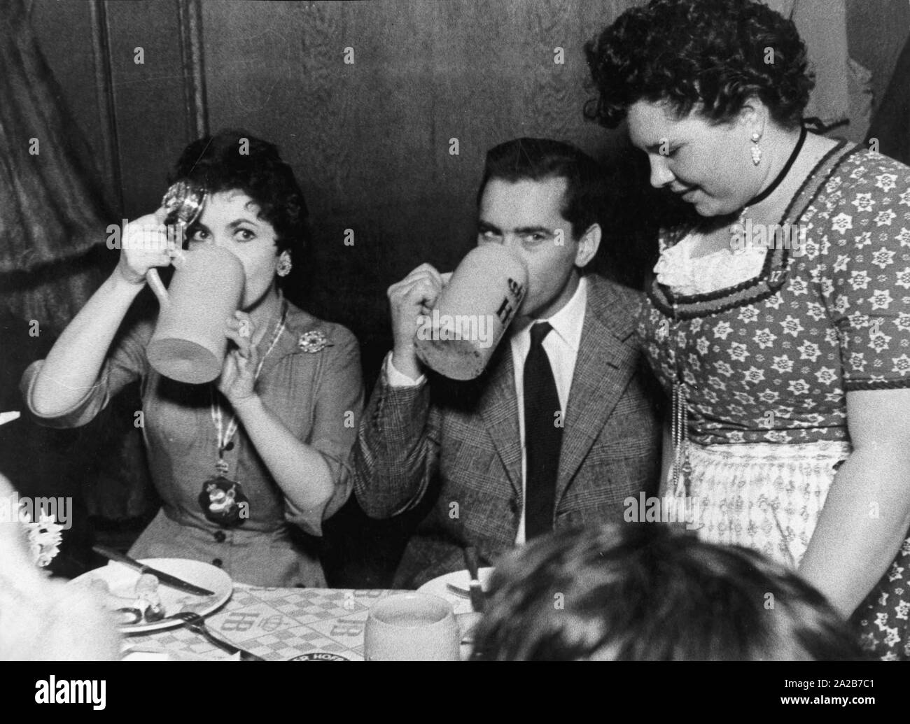 Die italienische Schauspielerin Gina Lollobrigida und ihr Ehemann Milko Skofic trinken Bier im Münchner Hofbräuhaus. Copyright Hinweis: Max Scheler/SZ Foto. Stockfoto
