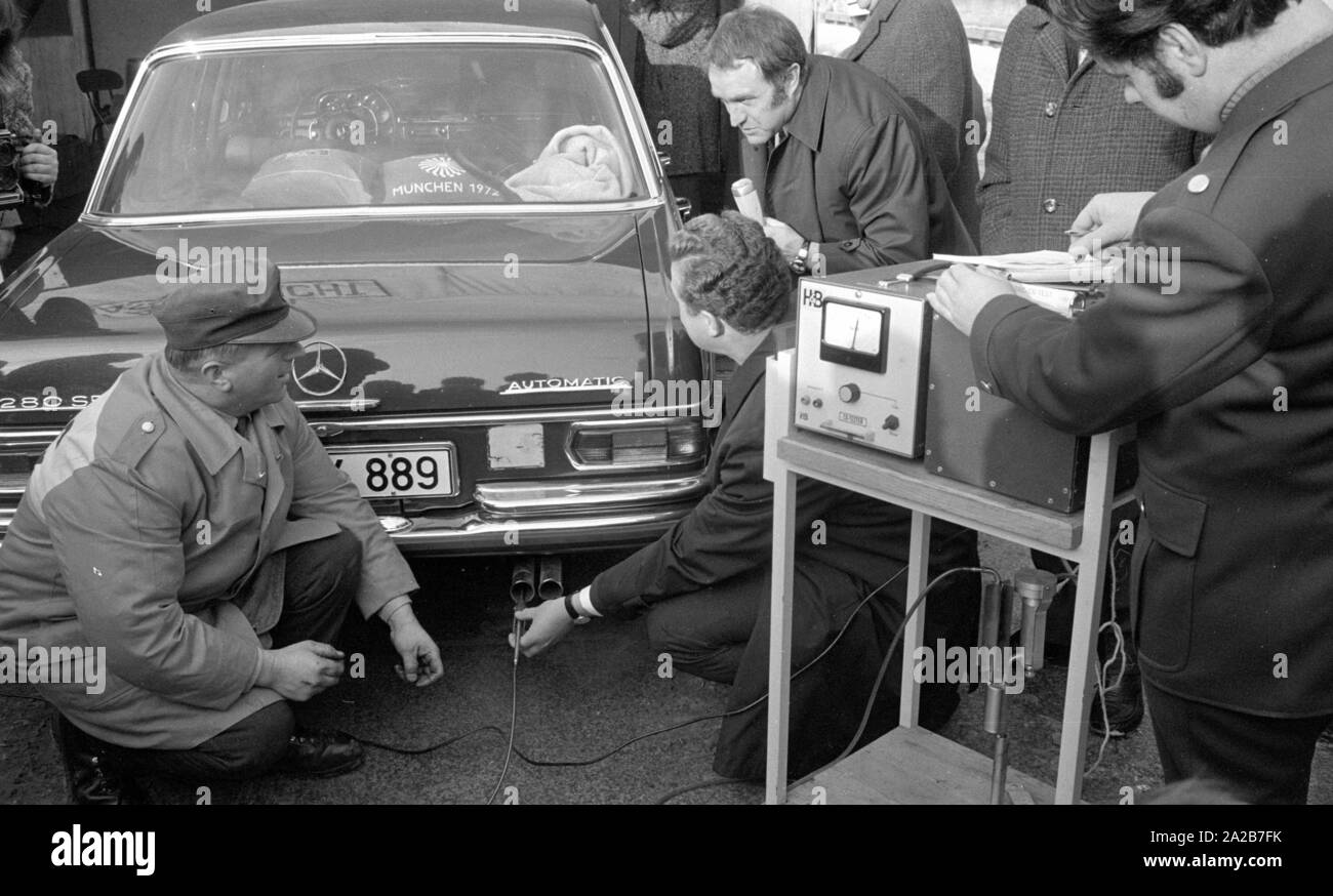 Der ADAC führt Abgasmessungen auf dem Königsplatz in München. Ein Mercedes 280 SE auf dem Prüfstand. Der CSU-Politiker Max Streibel hält die Messsonde im Auspuff. Auf der rechten Seite ist vermutlich Richard Suessmeier. Stockfoto
