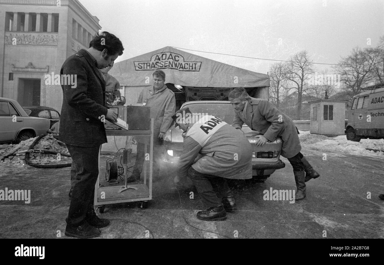 Der ADAC führt Abgasmessungen auf dem Königsplatz in München. Derzeit ein BMW wird getestet. Rechts im Bild, der Schauspieler Blacky Fuchsberger. Stockfoto