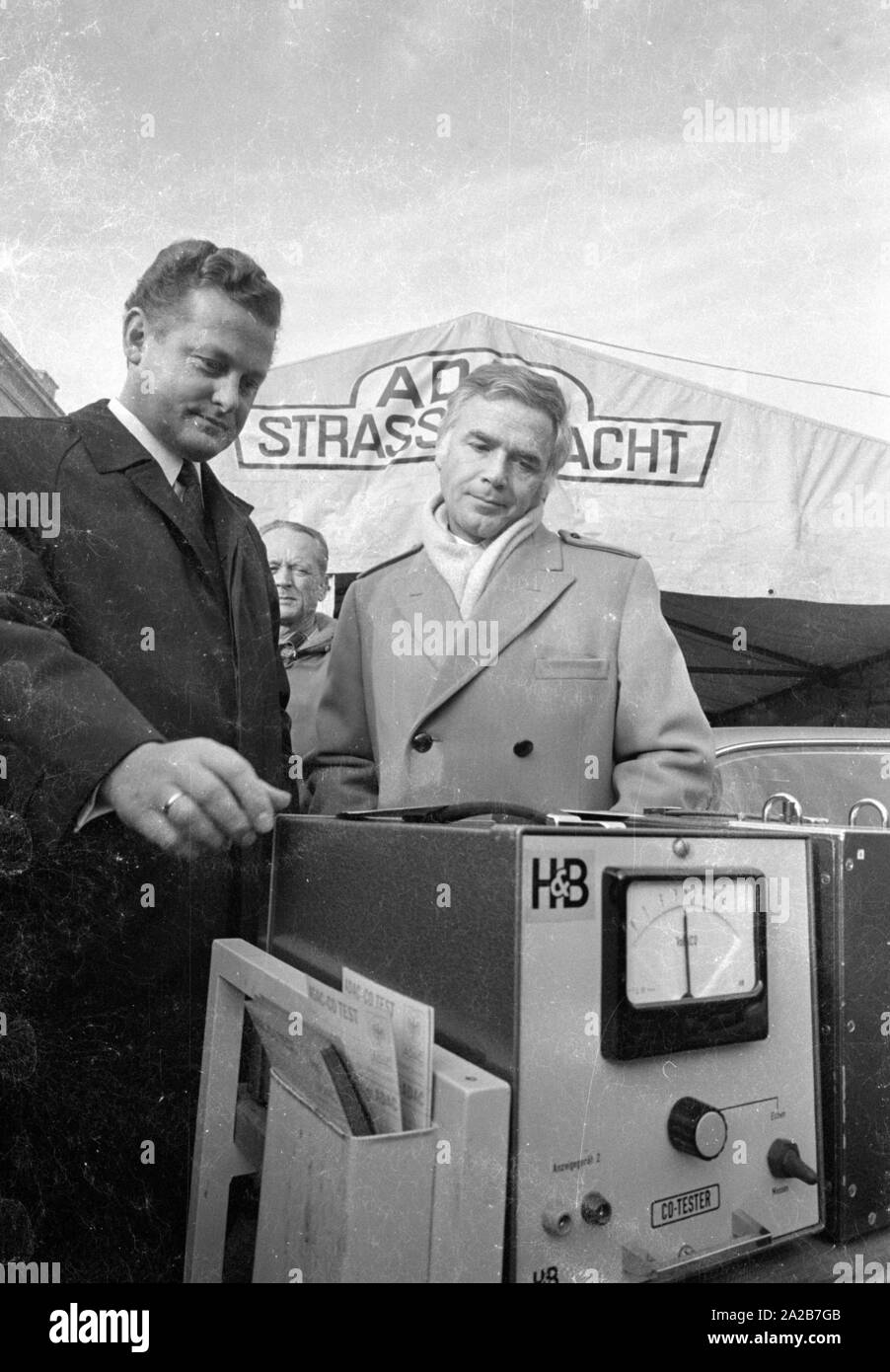 Der ADAC führt Abgasmessungen auf dem Königsplatz in München. Der CSU-Politiker Max Streibel (li.) und der Schauspieler Blacky Fuchsberger (r.) Blick auf das Messgerät. Stockfoto