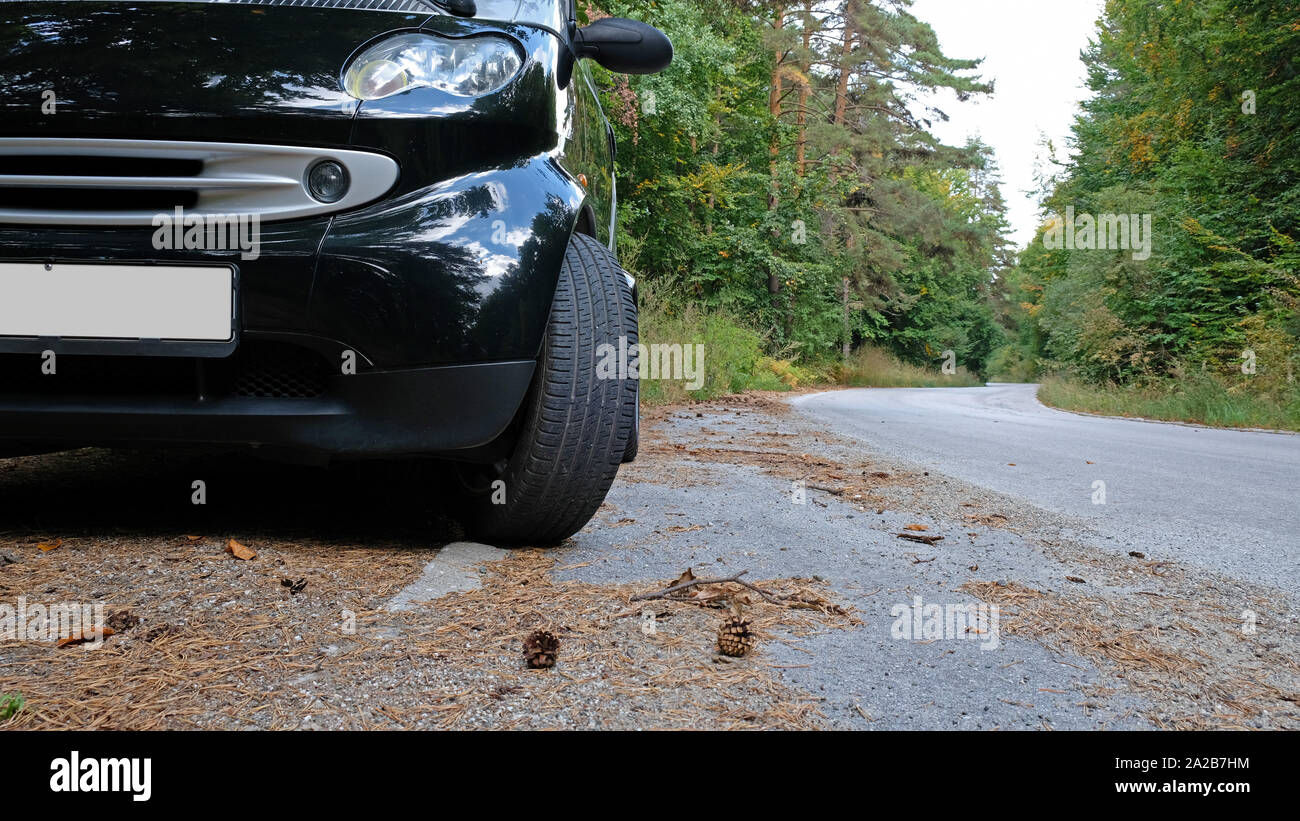 Herbst Idylle mit einem kleinen Auto und Kegel Stockfoto