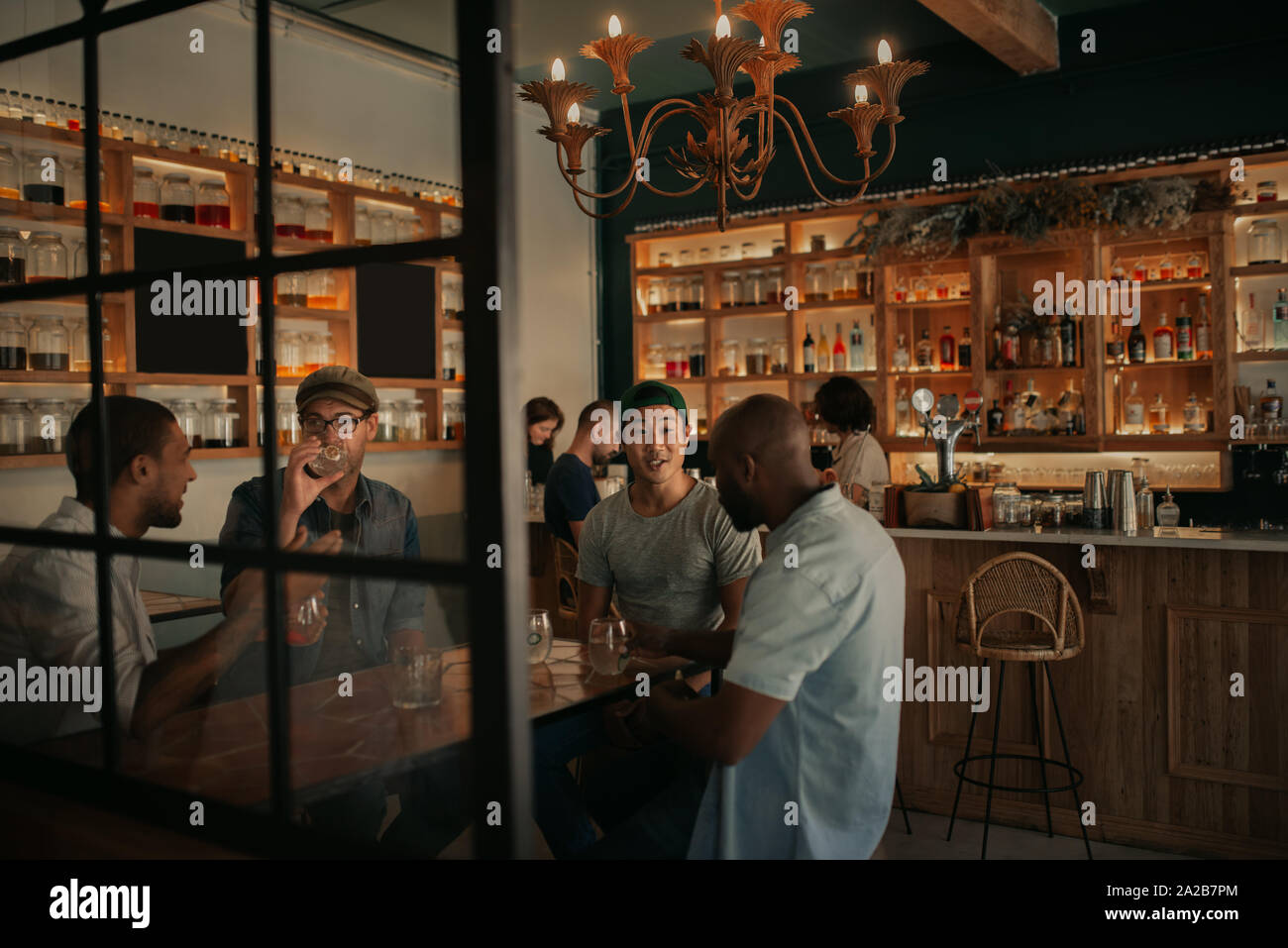 Vielfältige Gruppe von Jungs reden über Getränke in einer Bar Stockfoto