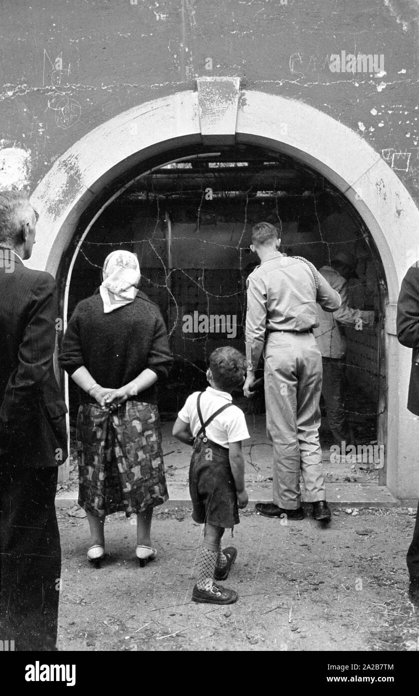 Touristen besuchen die verlassenen Häuser auf dem Obersalzberg. Stockfoto