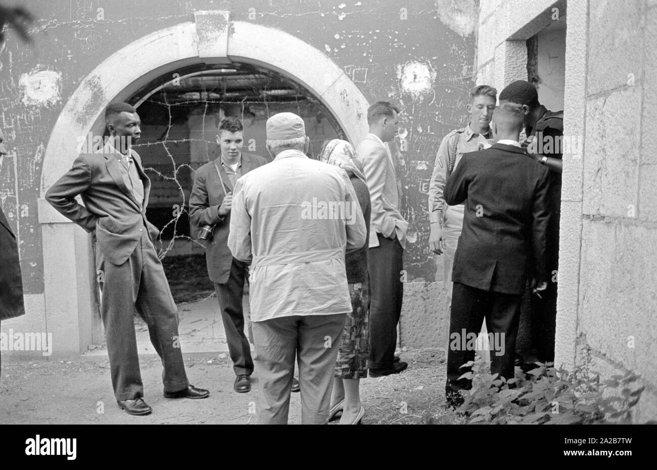 Touristen, einschließlich Amerikaner, besuchen Sie die verlassene Häuser auf dem Obersalzberg. Stockfoto