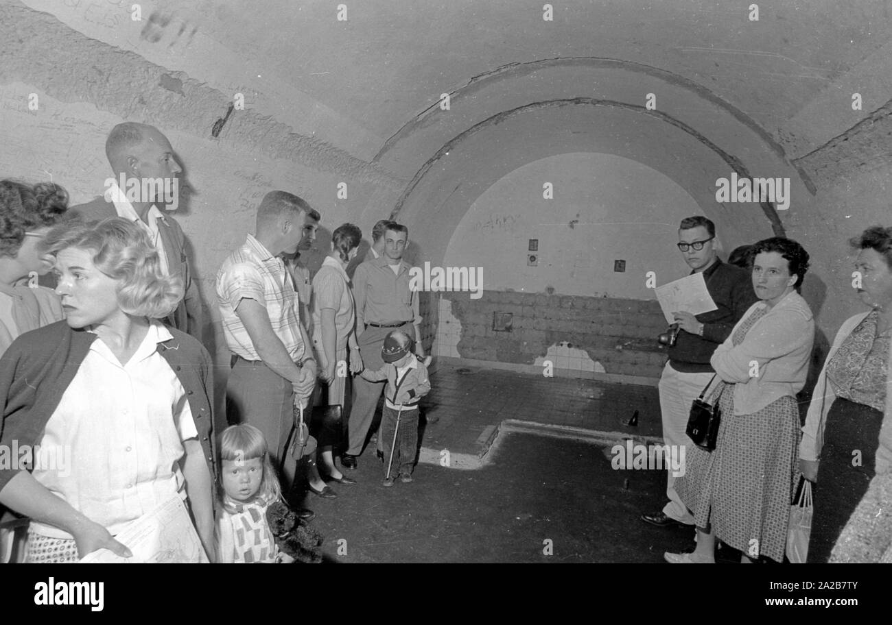 Eine Gruppe von Touristen besuchen die Berghof Bunker auf dem Obersalzberg. Stockfoto