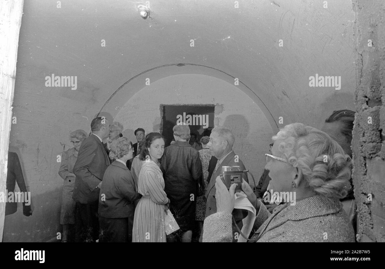 Eine Gruppe von Touristen besuchen Sie eine der vielen Bunker auf dem Obersalzberg. Stockfoto