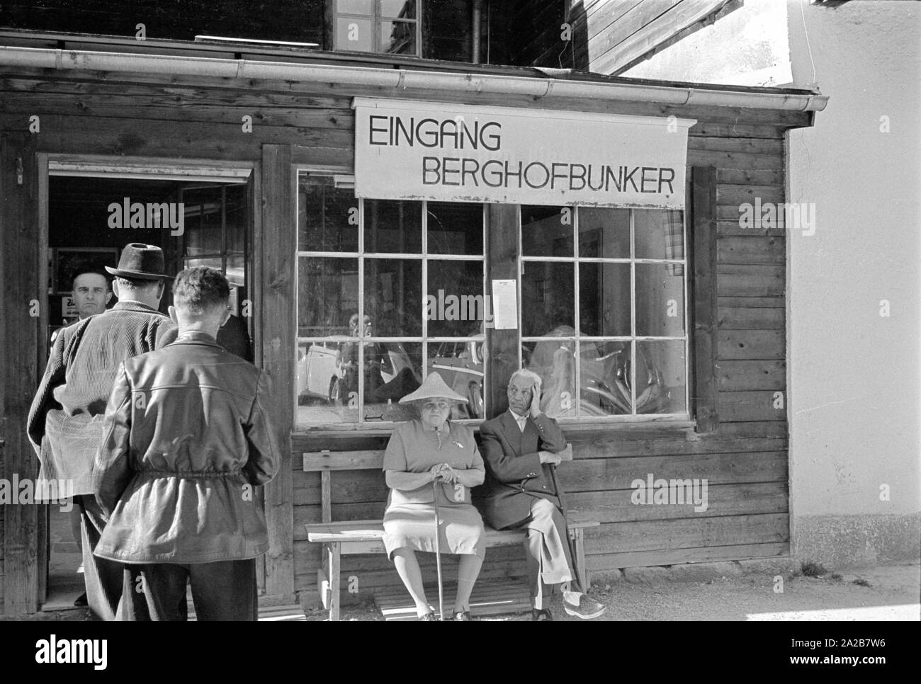 Blick auf den Eingang zum Berghof Bunker mit wartenden Besucher. Stockfoto