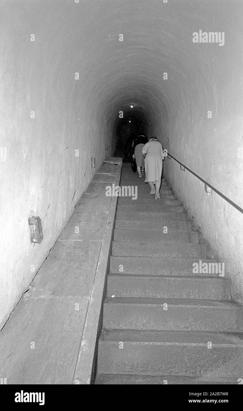 Zwei Touristen klettert die lange Treppe, die verbindet eine der vielen Bunker auf dem Obersalzberg mit der Oberfläche. Stockfoto