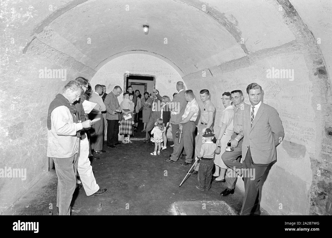 Eine Gruppe von Touristen besuchen die Berghof Bunker in Berchtesgaden. Stockfoto
