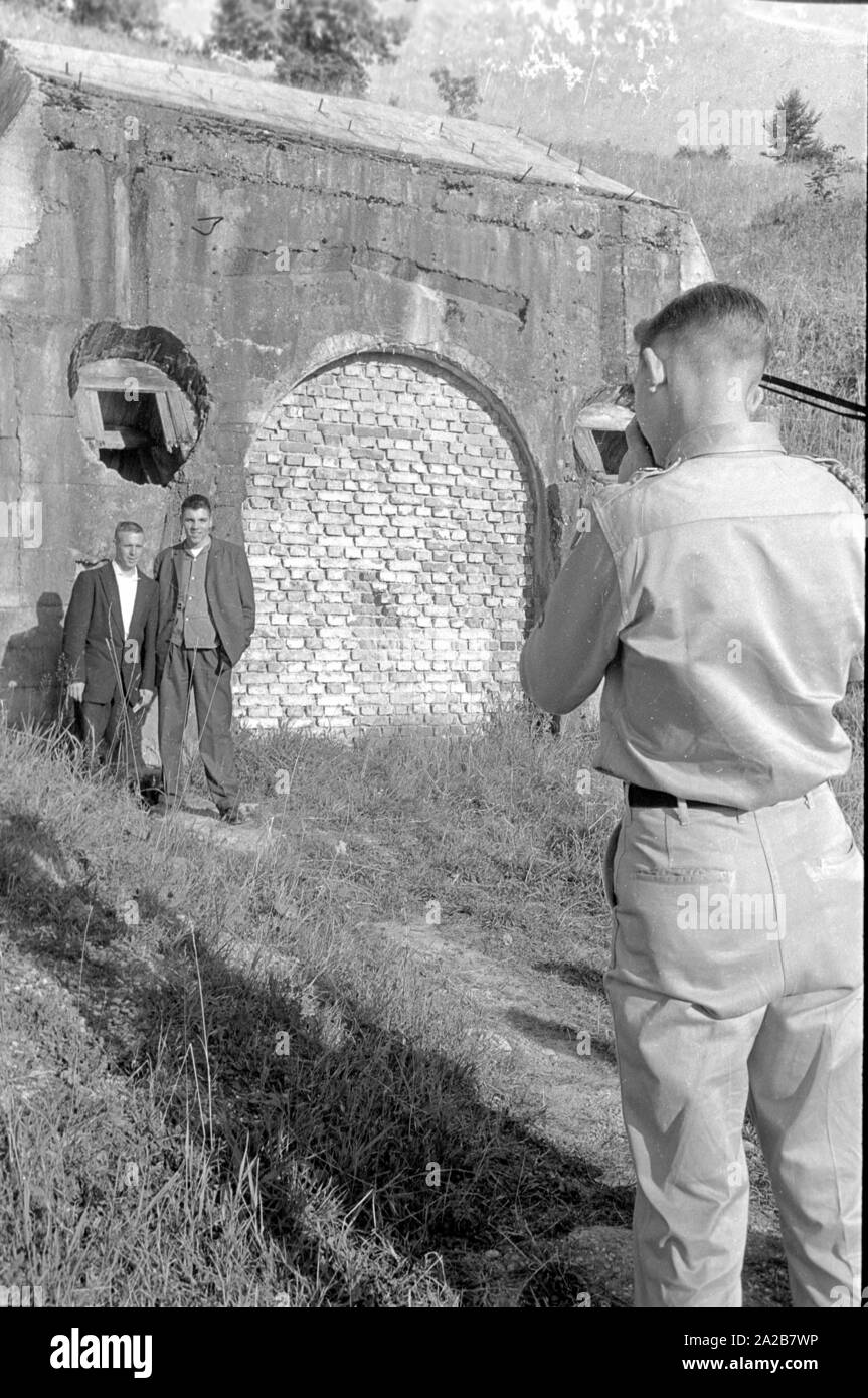 Amerikanische Touristen von einem amerikanischen GI vor einem Zugemauert bunker Eingang auf dem Obersalzberg fotografiert. Stockfoto