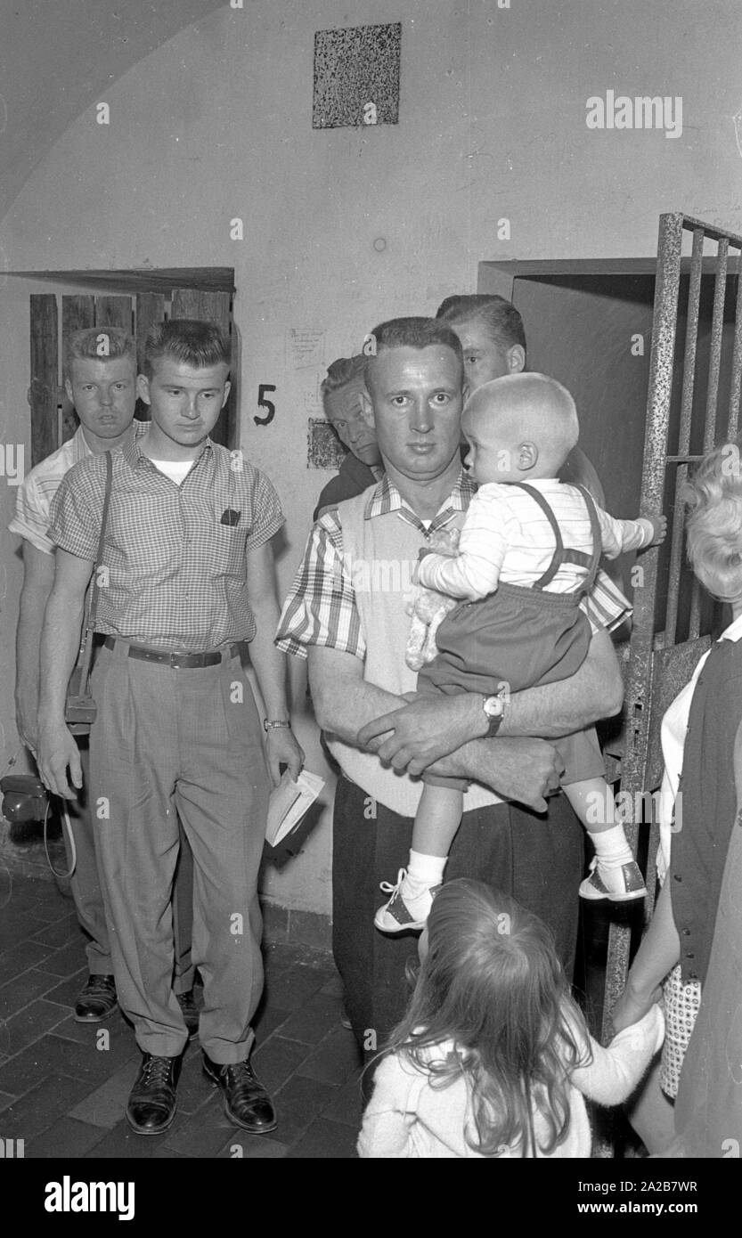 Eine Gruppe von Touristen besuchen Sie eine der vielen Bunker im Berghof. Stockfoto