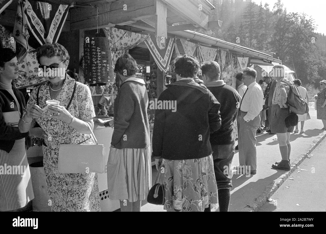 Besucher Einkaufen in einem Souvenirshop in einem Parkplatz für Busse auf dem Weg zum Kehlsteinhaus (Eagle's Nest). Stockfoto