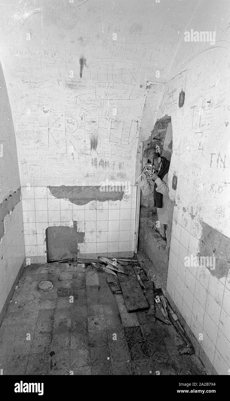 Ein tourist Fotos ein Zimmer in einem der vielen Bunker im Fuehrersperrgebiet (Eingeschränkter Bereich der Führer) auf dem Obersalzberg (möglicherweise der Berghof Bunker). Stockfoto