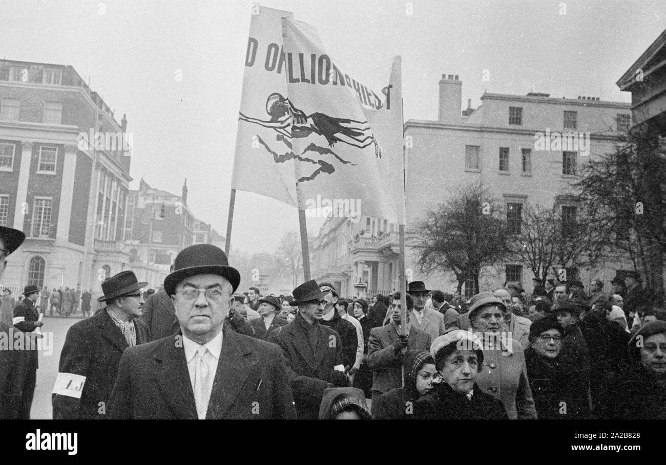 Die Veteranen 'Organisation' Verband der Jüdischen beim Kreis und Frauen' (AJEX) eine silentmarch von Marble Arch in der Deutschen Botschaft am 17. Januar 1960 organisiert, im Protest gegen das Wiederaufleben des Nazismus in Europa. Der einzelne Bürger beteiligen, sowie andere Organisationen, die nach dem Zweiten Weltkrieg. Ein Protestschreiben an den deutschen Botschafter präsentiert. Hier: Demonstranten Schilder halten, unter anderem mit der Aussage "Das Blut von Millionen schreit". Stockfoto