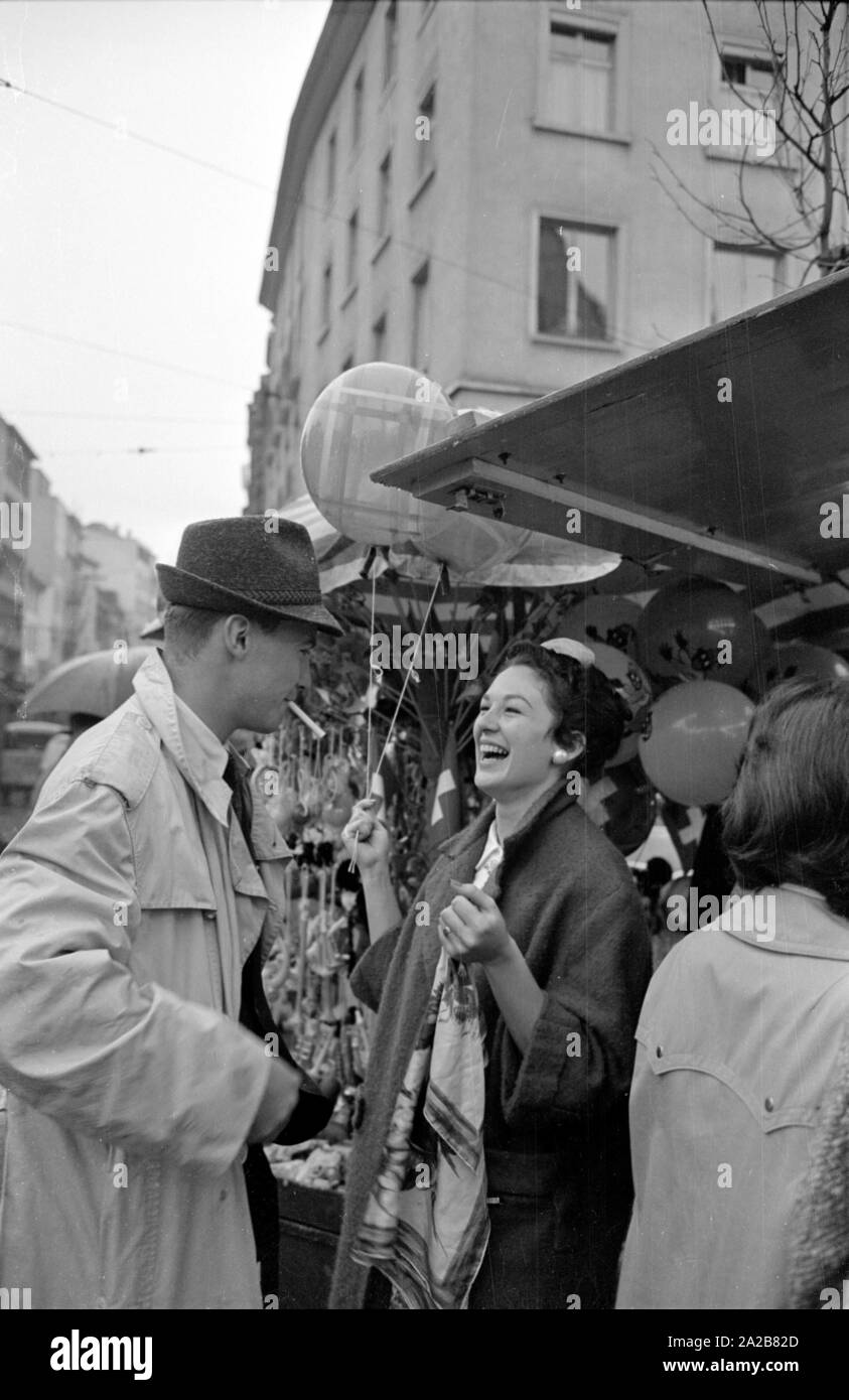 Ein Brautpaar in Basel kauft Ballons auf einem Markt. Einer der Ehegatten ist Amerikaner. Stockfoto