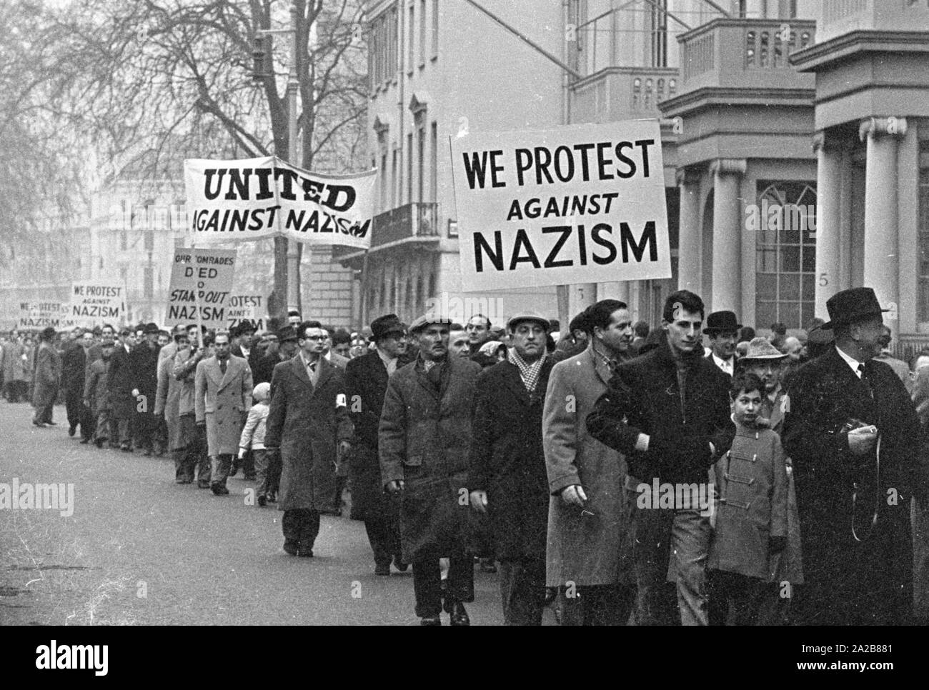 Die Veteranen 'Organisation' Verband der Jüdischen beim Kreis und Frauen' (AJEX) eine silentmarch von Marble Arch, um die Botschaft von Deutschland am 17. Januar 1960 organisiert, im Protest gegen das Wiederaufleben des Nazismus in Europa. Der einzelne Bürger beteiligen, sowie andere Organisationen, die nach dem Zweiten Weltkrieg. Ein Protestschreiben an den deutschen Botschafter in der Botschaft vorgestellt. Hier: Demonstranten protestieren wir Schildern "gegen die Nazis" und "Vereint gegen den Nationalsozialismus". Stockfoto