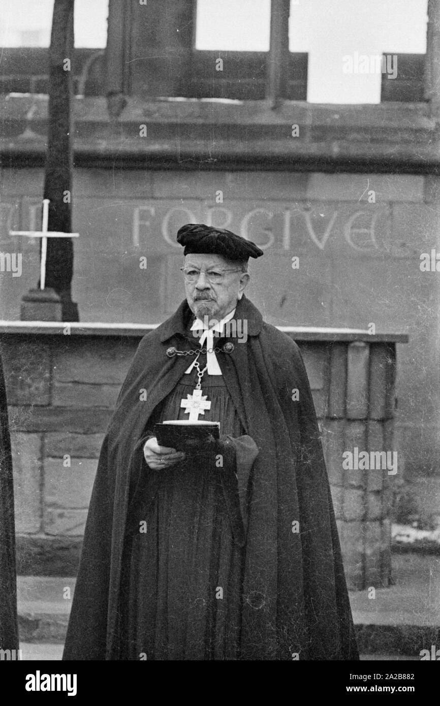 Der deutsche Bischof Otto Dibelius, beteiligt sich an der Spatenstich für das "Internationale Zentrum für Versöhnung" in der Ruine der zerstörten St. Michael's Cathedral. Hinter ihm auf dem Altar, das Kreuz der Nägel als Zeichen der Versöhnung. Stockfoto
