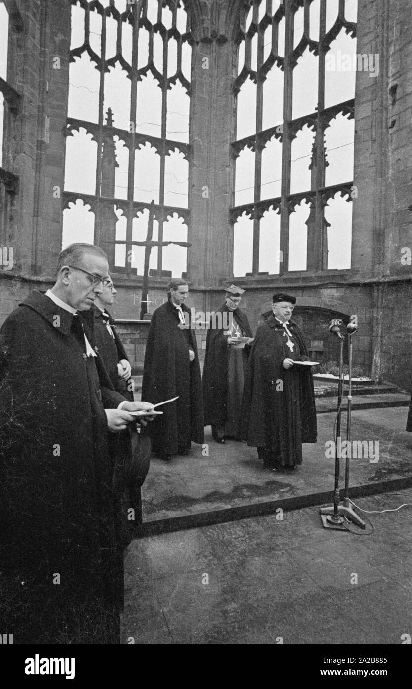 Der deutsche Bischof Otto Dibelius, gibt eine Rede, in der Ruine der Kathedrale von Coventry (Kathedrale Kirche des Hl. Michael) anlässlich der Grundsteinlegung für das "Internationale Zentrum für Versöhnung" an der gleichen Stelle. Hinter ihm auf der linken Seite, Reverend Bill Williams, der Pastor von conventry. Im Hintergrund auf dem Altar, dem Verkohlten Kreuz und das Kreuz der Nägel. Stockfoto