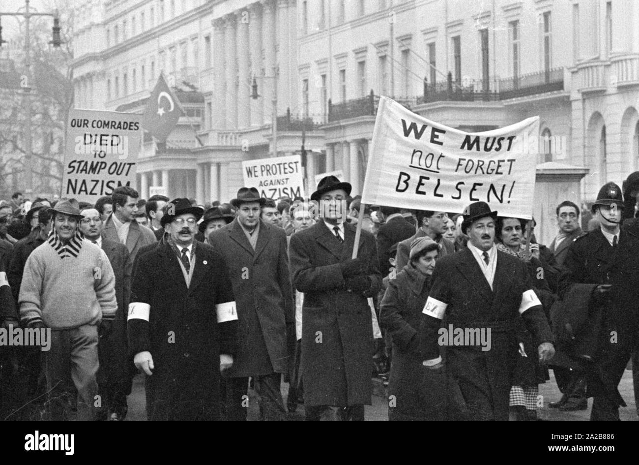 Die Veteranen 'Organisation' Verband der Jüdischen beim Kreis und Frauen' (AJEX) eine silentmarch von Marble Arch, um die Botschaft von Deutschland am 17. Januar 1960 organisiert, im Protest gegen das Wiederaufleben des Nazismus in Europa. Der einzelne Bürger beteiligen, sowie andere Organisationen, die nach dem Zweiten Weltkrieg. Ein Protestschreiben an den deutschen Botschafter in der Botschaft vorgestellt. Hier: Demonstranten halten Schilder hoch mit dem Schriftzug "Wir dürfen nicht vergessen Belsen', 'unsere Kameraden gestorben, um Stempel Nazismus" und "Wir protestieren gegen den Nationalsozialismus". Stockfoto