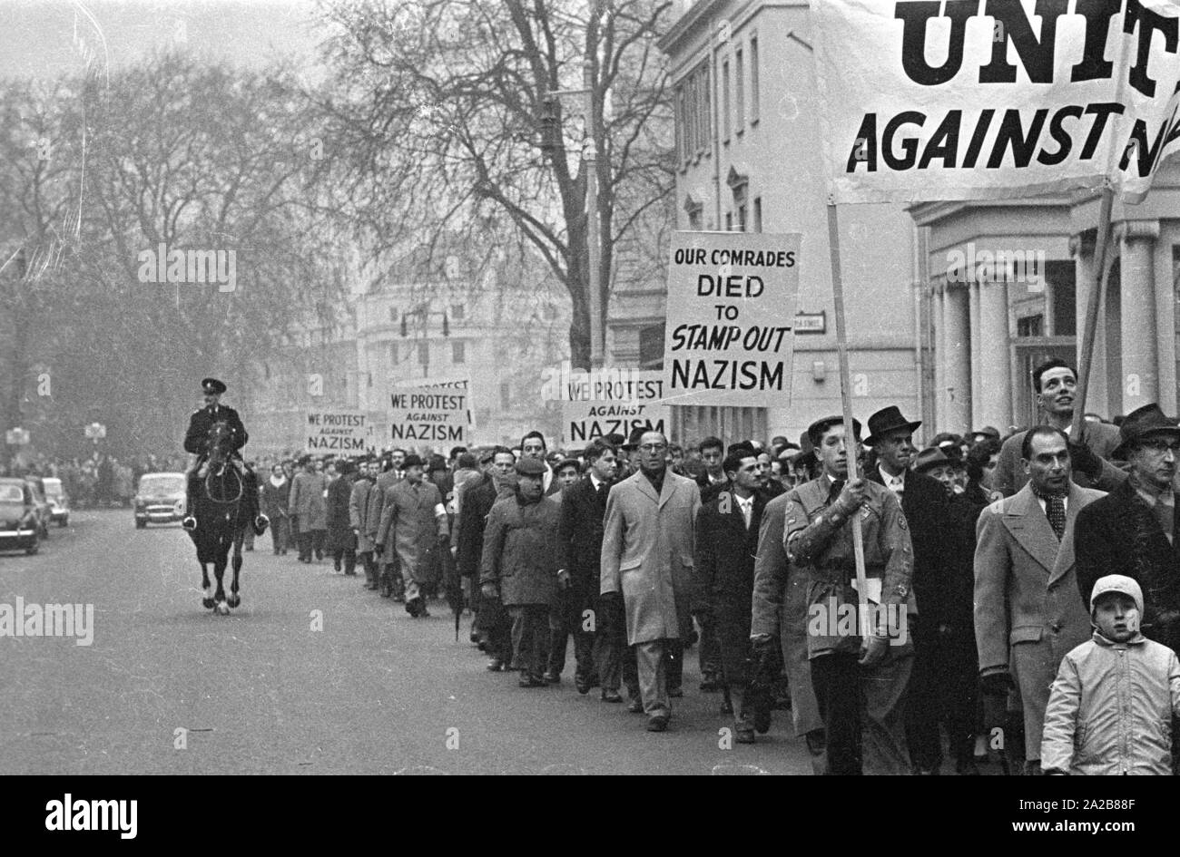 Die Veteranen 'Organisation' Verband der Jüdischen beim Kreis und Frauen' (AJEX) eine silentmarch von Marble Arch, um die Botschaft von Deutschland am 17. Januar 1960 organisiert, im Protest gegen das Wiederaufleben des Nazismus in Europa. Der einzelne Bürger beteiligen, sowie andere Organisationen, die nach dem Zweiten Weltkrieg. Ein Protestschreiben an den deutschen Botschafter in der Botschaft vorgestellt. Hier: Demonstranten Schilder halten mit "United gegen den Nazismus', 'unsere Kameraden Gestorben heraus zu stempeln Nazismus" und "Wir protestieren gegen den Nationalsozialismus". Stockfoto