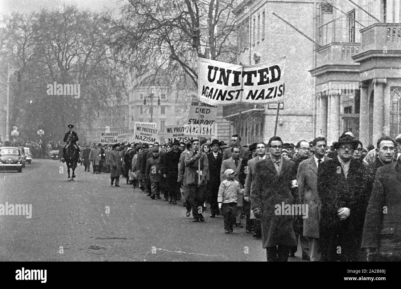 Die Veteranen 'Organisation' Verband der Jüdischen beim Kreis und Frauen' (AJEX) eine silentmarch von Marble Arch, um die Botschaft von Deutschland am 17. Januar 1960 organisiert, im Protest gegen das Wiederaufleben des Nazismus in Europa. Der einzelne Bürger beteiligen, sowie andere Organisationen, die nach dem Zweiten Weltkrieg. Ein Protestschreiben an den deutschen Botschafter in der Botschaft vorgestellt. Hier: Demonstranten bis Schilder mit der Aufschrift "United gegen den Nazismus', 'unsere Kameraden Gestorben heraus zu stempeln Nazismus" und "Wir protestieren gegen den Nationalsozialismus". Stockfoto